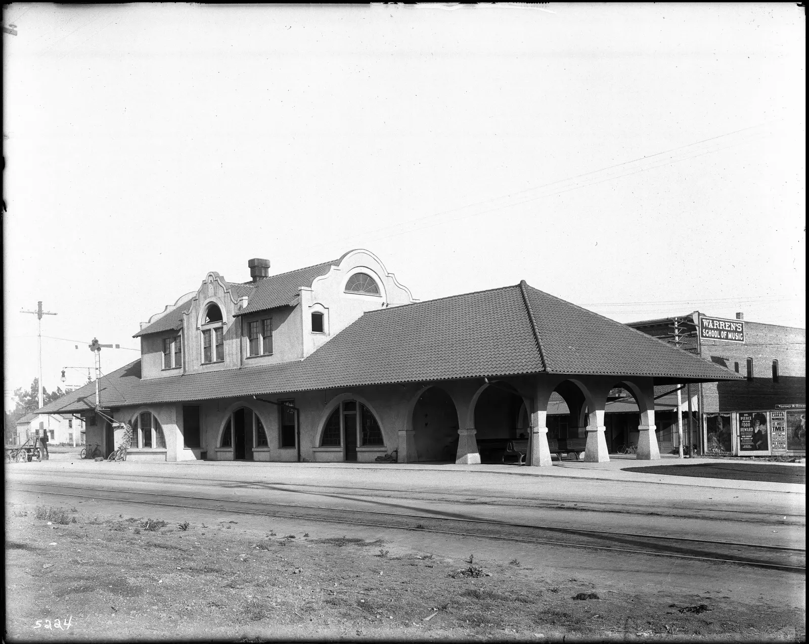 Explore Pomona history and architecture